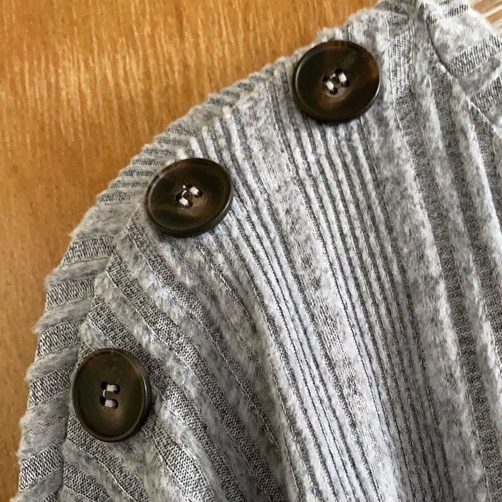 Rabbit Rose L/S Crew Neck Top - Picture 5 of 10